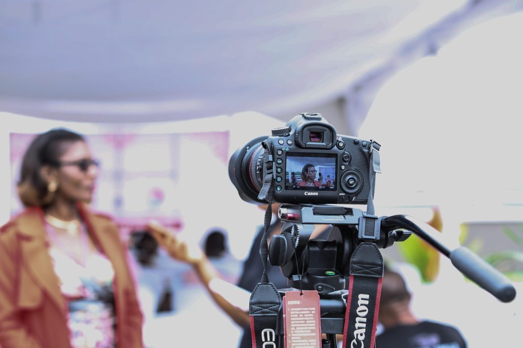 Camera sedang memfoto seorang perempuan